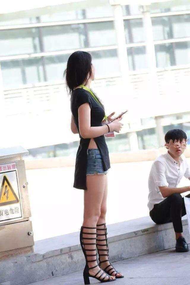 穿紧身牛仔短裤的小姐姐，很好看