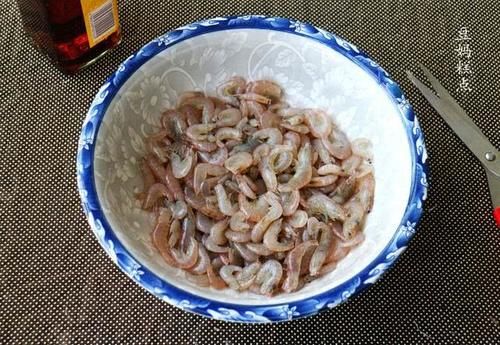  「适合」韭菜炒河虾，4月正当吃，鲜香味美，特别适合孩子