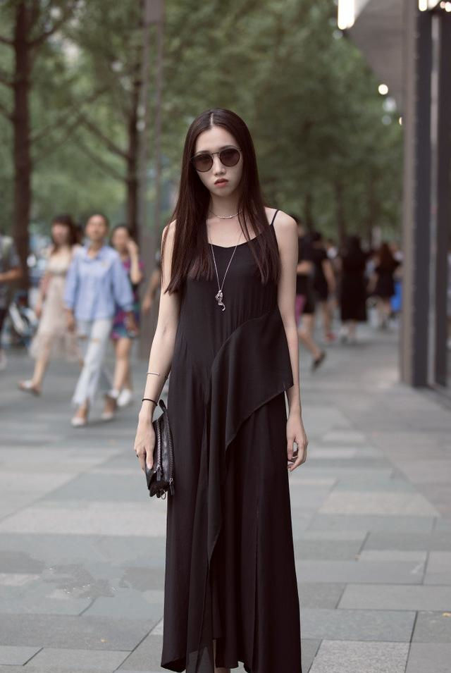  整体：路人街拍,小姐姐下身搭配粉色紧身裤,整体的搭配温柔又大气