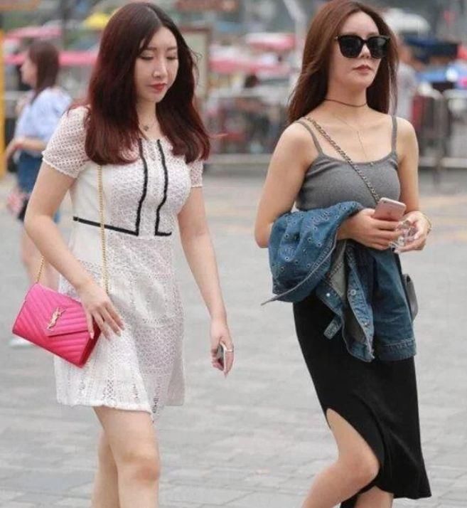 街拍:穿上裙子的小姐姐，上衣只有三根系带，很美的样子