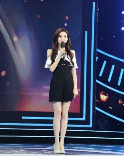 央视主持人，被评为“世界杯最美”女主持，一双大长腿十足抢镜