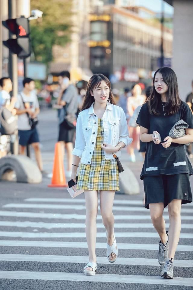 街拍露脐气质美女，个个迷人，这身材太让人羡慕嫉妒恨