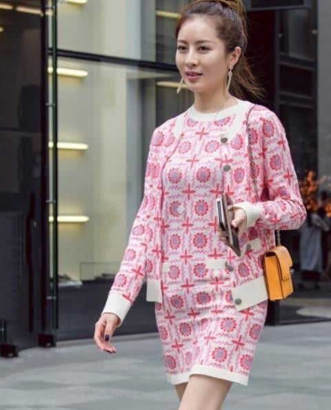 『展示』街拍:紧身连衣裙展示傲人好身材,时尚潮流有魅力,很显美感