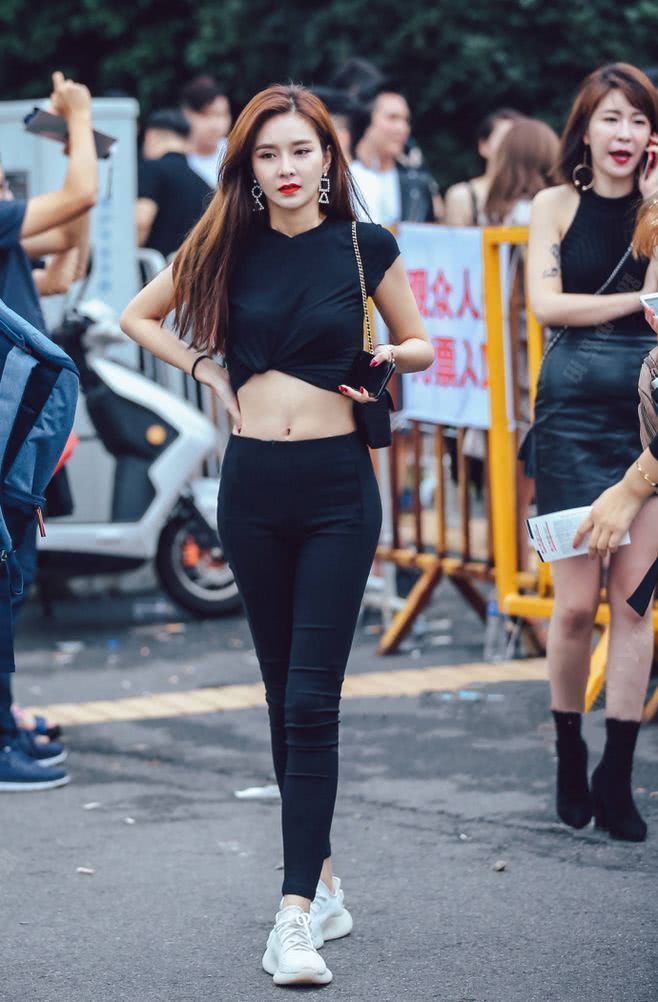 图三图四小姐姐身材真好，时尚的穿搭更显优美曲线