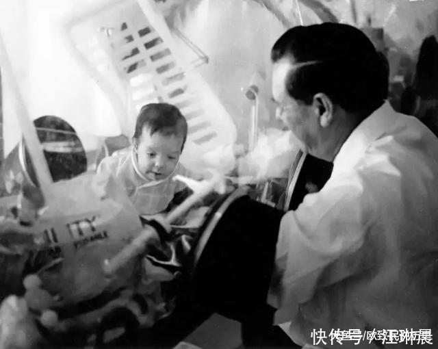  『触摸』12岁才走出隔离罩的“泡泡男孩”，在死亡前第一次触摸到了妈妈