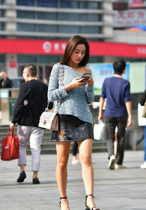  气质|因“气质”走红的妹子，凉鞋配单肩上衣，女人味难以抵挡！