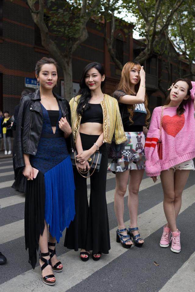 街拍：肌肤胜雪高贵的小姐姐，走在哪里都吸睛又抢眼！