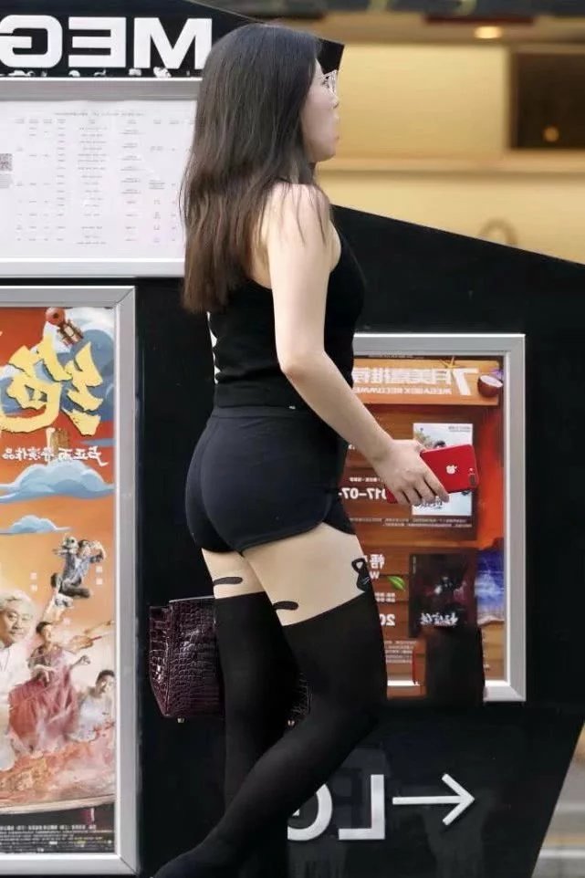 健身过的小姐姐身材就是不一般，性感短裤配黑色长筒袜大秀傲人的