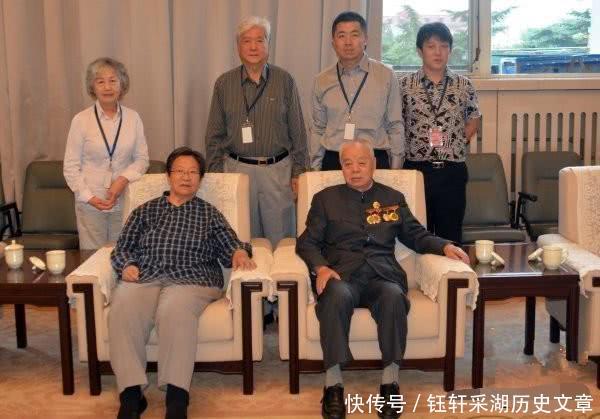 机要秘书张玉凤与李敏、李讷、毛新宇的合影照，晚年的她气质优雅