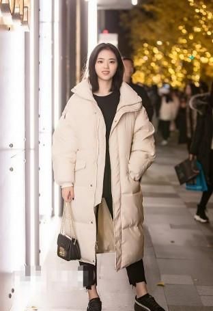 【针织】路人街拍，知性的女人，一般都爱穿针织类的服装，看上去美感十足