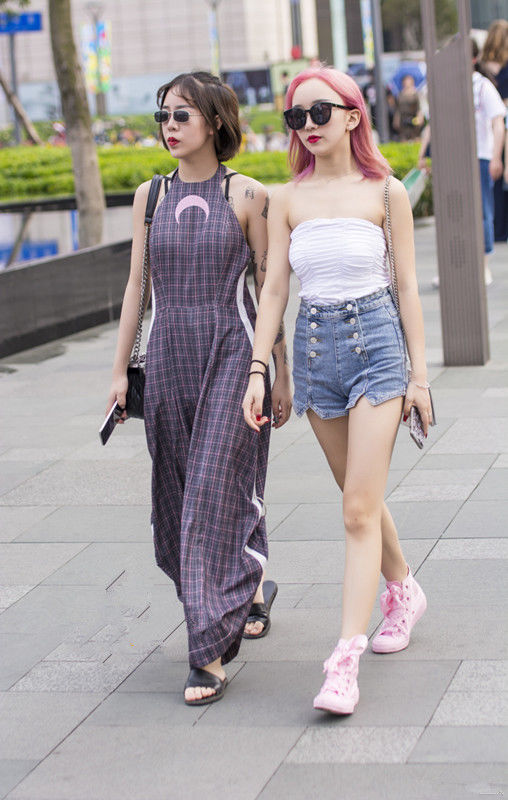街拍路人,夏季街头丽人的穿搭风格,每个都透露出独特的时尚气息