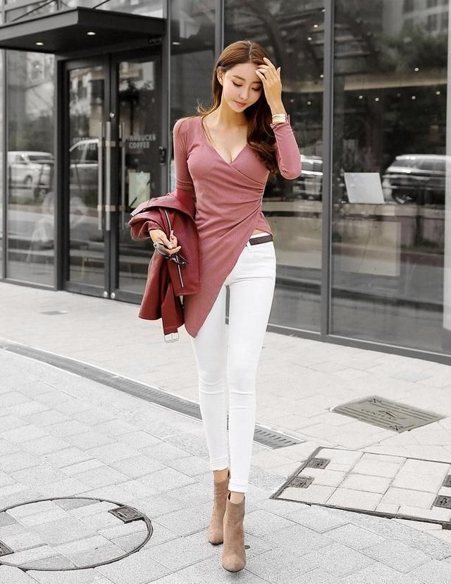 街拍:个性紧身衣搭配白紧身裤，秀出自己的性感与魅力!