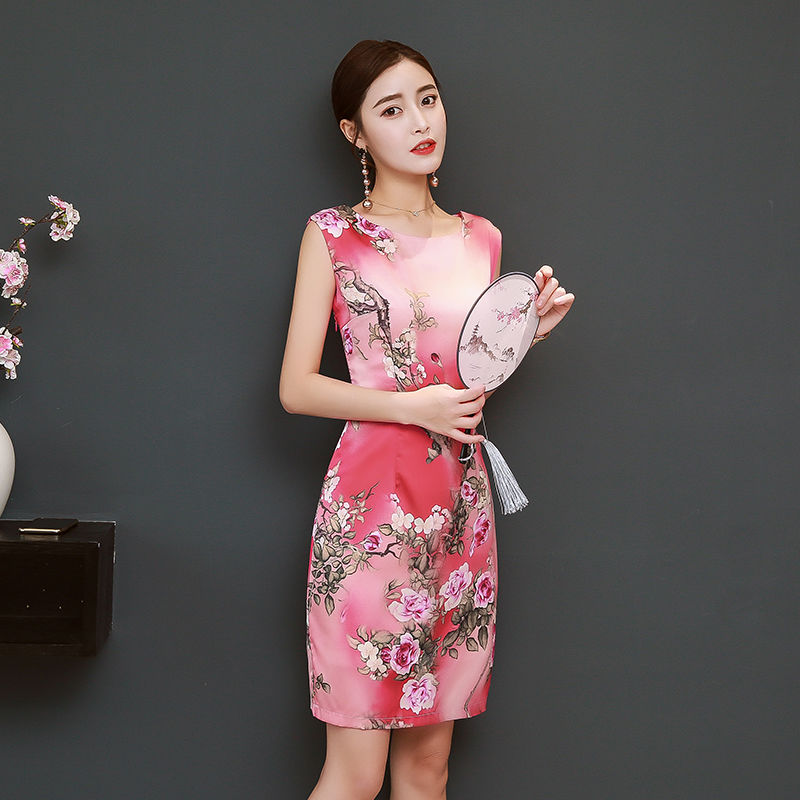 真稀奇!从不穿连衣裙的老婆，突然换上旗袍，娇俏迷人不像48岁