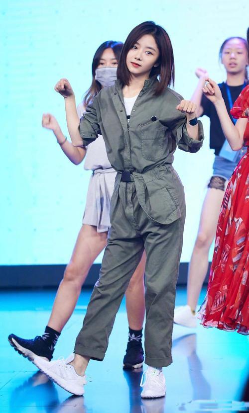 谭松韵首次征战时装周!看秀造型清纯大方,28岁了穿成18岁的模样