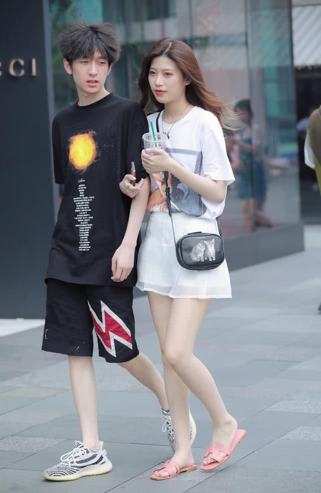  「人手」人手一条的夏日短裙，能赐小个子姑娘一双大长腿，时髦精必备啦