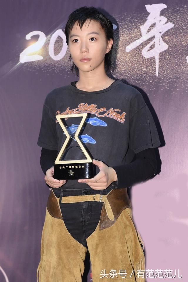 窦靖童终于洗掉下巴上的纹身，但看完她穿的裤子，我尴尬癌都犯了