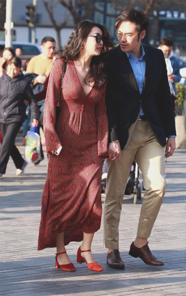 成熟御姐深V连衣裙裹出完美曲线，依偎在男友身上路人表示很嫉妒