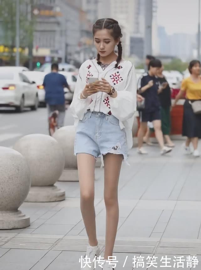 点心:小姐姐因出门太急抹粉不均匀,穿热裤秀出“阴阳腿”,长点心吧!