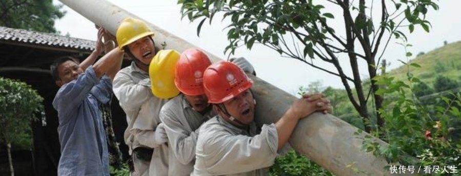  「农户」在农村，电力公司，通讯公司在农户承包地栽电杆，该收