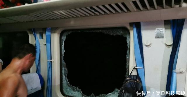  [列车]列车因故障停运4小时有人热晕，乘客怒砸车窗透气