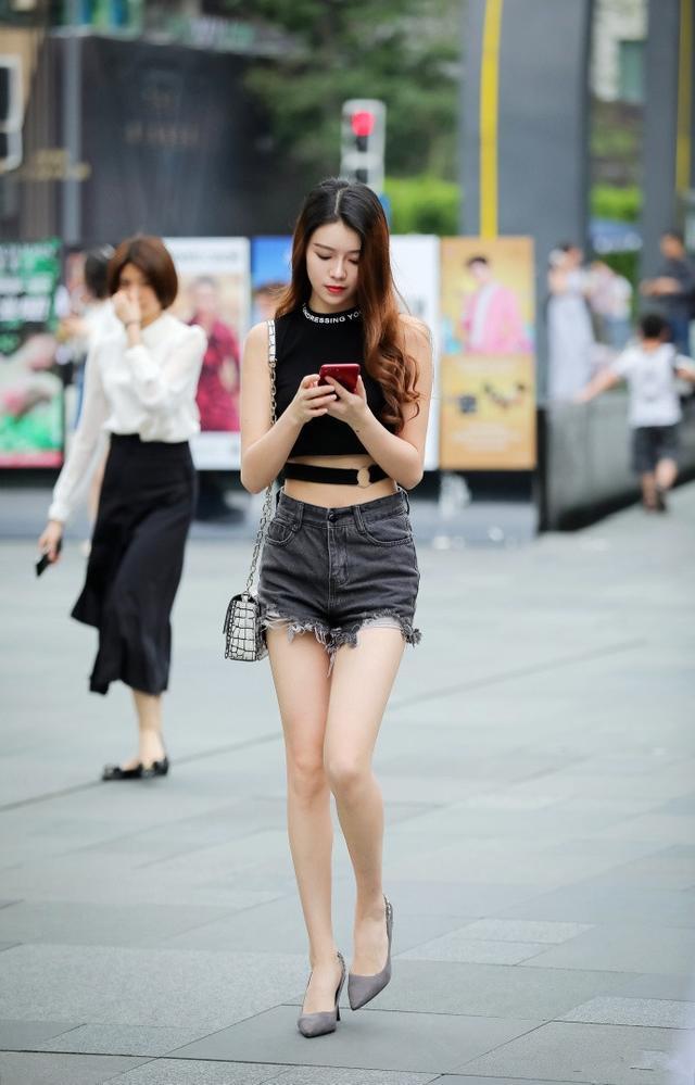 五官精致的小姐姐穿热裤,彰显青春与活力,筷子腿迷人