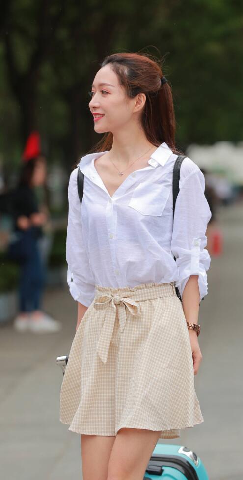 秀丽小姐姐穿黄色格子半裙秀出修长美腿，白皙性感美腿令人羡慕