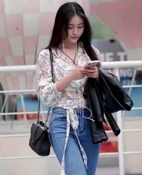  『清新』美女时尚街拍：丰姿冶丽的小姐姐，一件白色上衣配灰色短裙，时尚清新靓丽