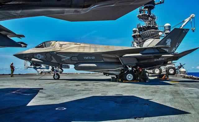  『美军』美军F-35B装弹药准备训练 没有固定武器 机炮吊舱成“救命稻草”