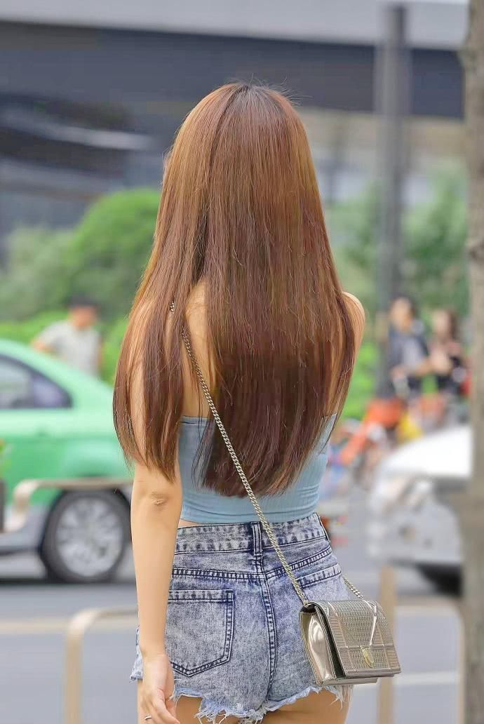 街拍：美女咋想的，穿着三角牛仔短裤逛街，网友：这腿我服了！