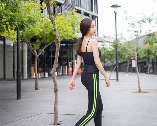 清纯白皙的打底裤美女，突显纤细小蛮腰，十分抢眼！