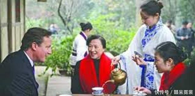 韩国游客到中国疯狂购物，看完他们买的东西，中国大妈都表示无语