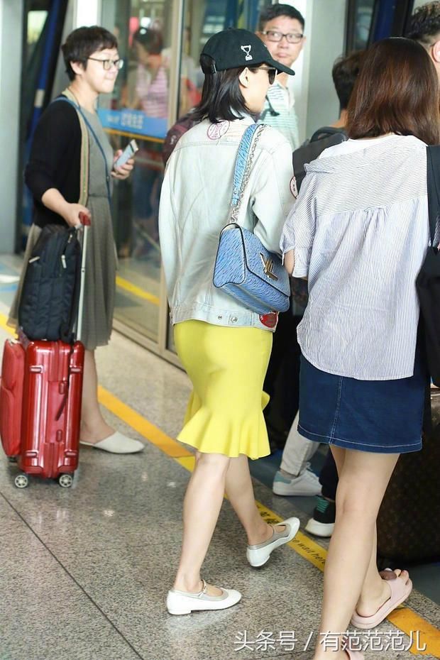 黄圣依的吊带裙内衣都裹不严，幸亏有外套遮住，网友：辣妈也疯狂
