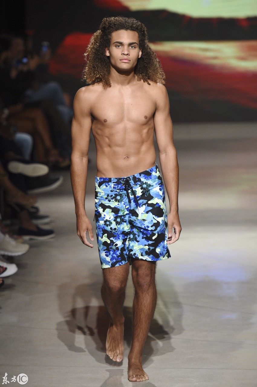 迈阿密泳装时装秀，你只看到模特耀眼的一面，殊不知她们的艰辛