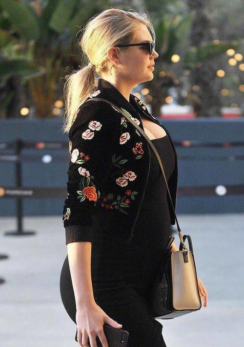 “全球最性感女人”凯特怀孕后上围暴增，可看到她的腿网友沉默了