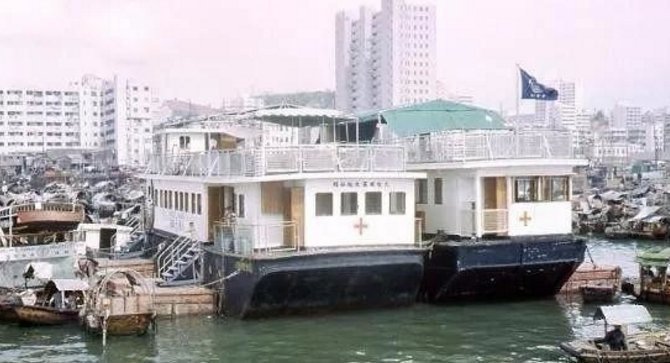 香港回归老照片:入港军队气势磅礴，市民冒雨欢迎解放军进驻