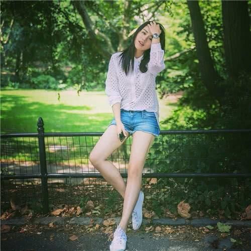 马思纯厉害呀！30岁也敢穿8岁小姑娘短裙，网友：嫩到认不出！