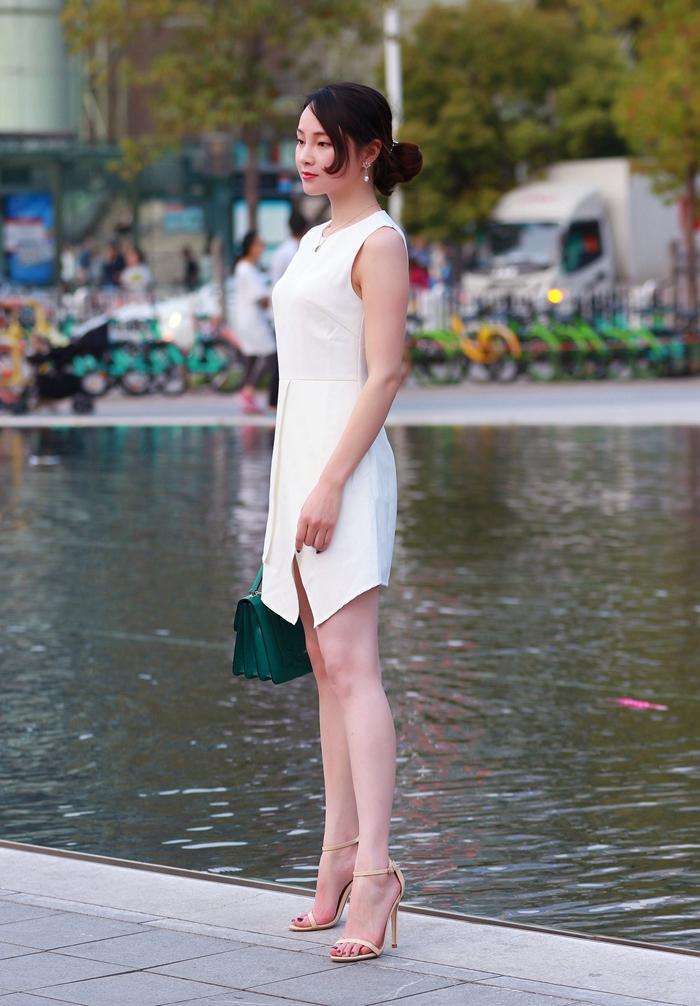 街拍:简约连衣裙穿出名媛效果, 如此风韵, 越看越觉迷人