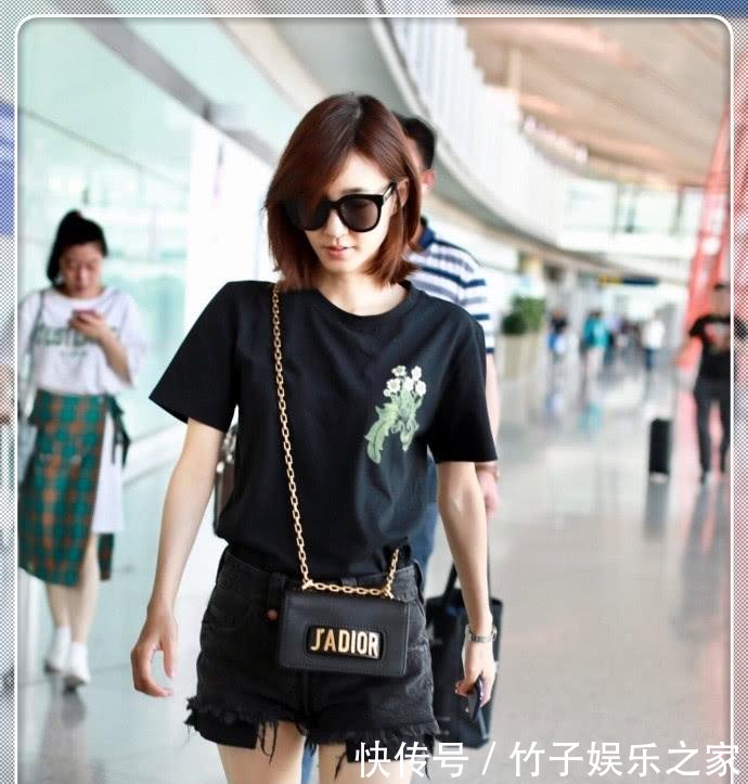 王丽坤也太瘦了吧! T恤都撑不起来, 还要在里面加肩垫!