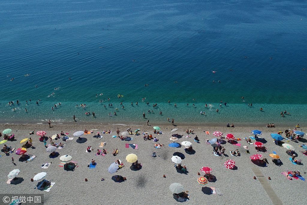 土耳其气温高达42度 民众海滩扎堆纳凉