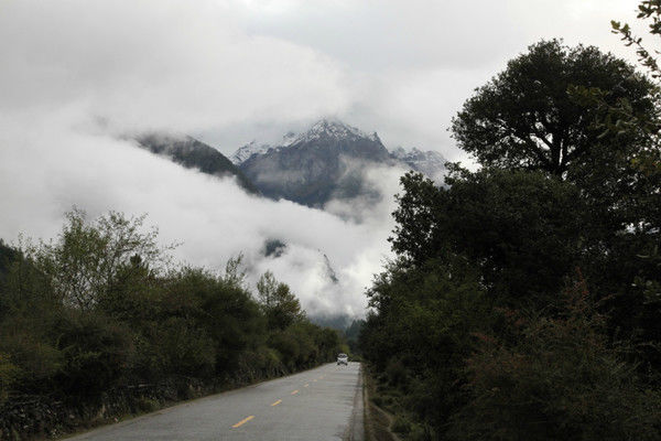 自驾霸道穿越丙察察闯西藏，悬崖边上走一遭，遭遇塌方，泥地陷车