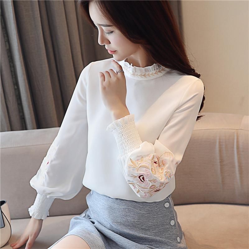 30岁性感女人正确的穿搭方式:雪纺衫+黑丝袜，惊艳众人眼