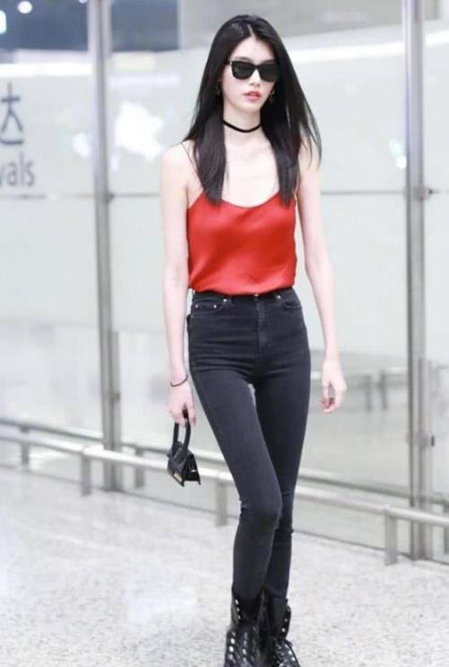 本以为奚梦瑶的包包已经够小了，看到唐嫣的包后才发现天外有天!