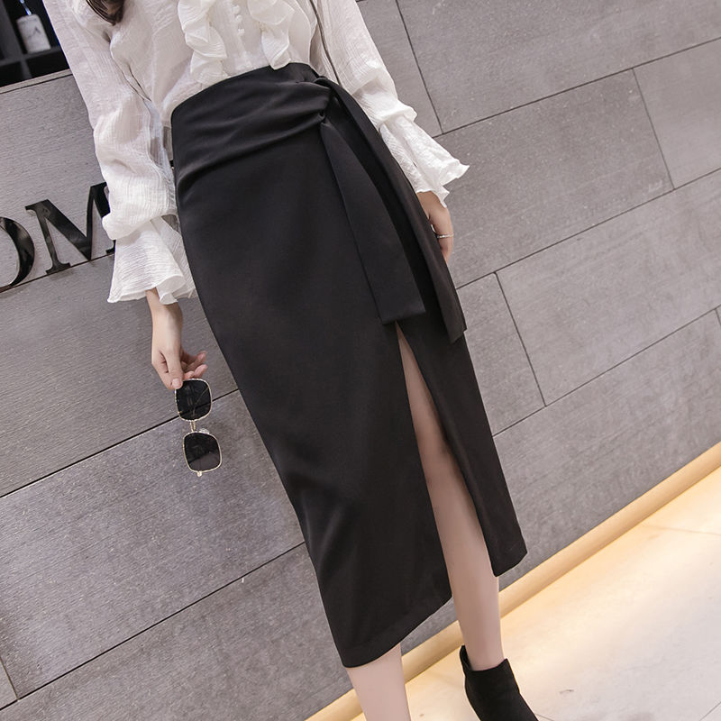 优雅俏皮的半身裙搭配短靴，尽显气质名媛范，想不美都难