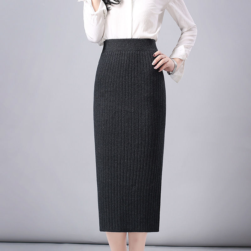 40岁左右的女人不要穿太老气,跟这些潮女学,文艺还潮流