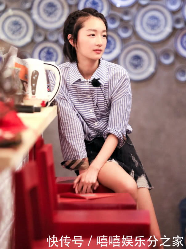 周冬雨穿西装亮相帅，脚下鞋子亮了，是她从垃圾堆中捡的