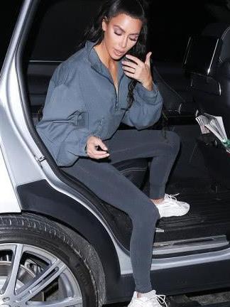 不愧是金卡戴珊，都敢穿黄色皮裙，这身材没谁了！