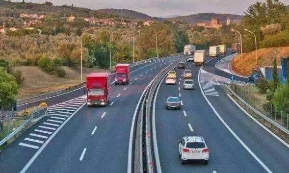 跑高速为啥要“逢三必进”？老司机：这样在关键时刻可能保你一命