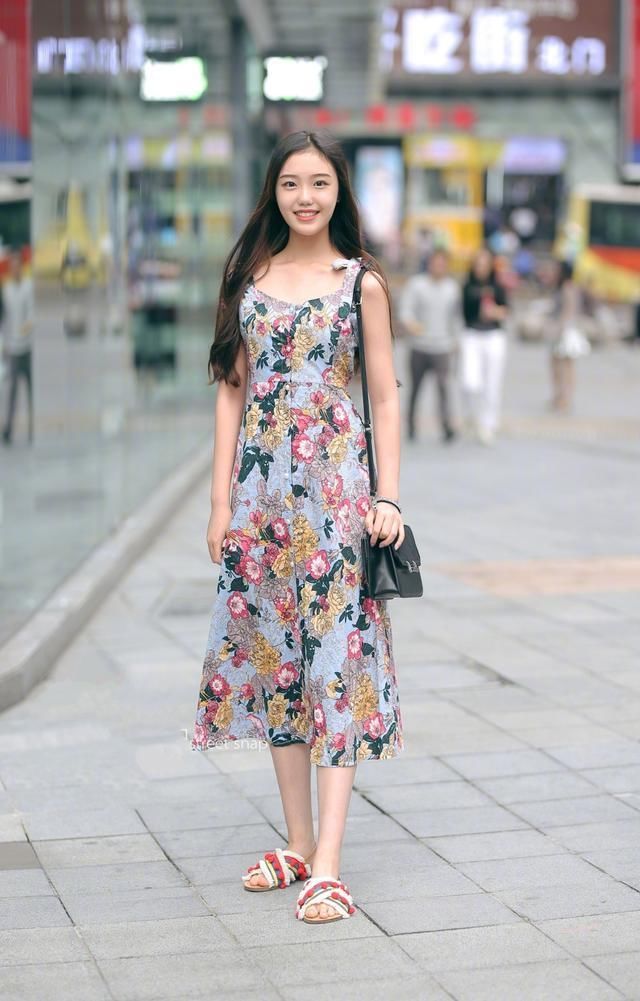 路人街拍，穿黑色除了酷雅，还有甜美、干练、俏皮、端庄呢!