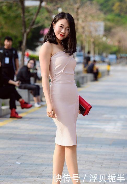 女人:街拍:成熟优雅的小姐姐,霸气性感美腿,尽显女人魅力!