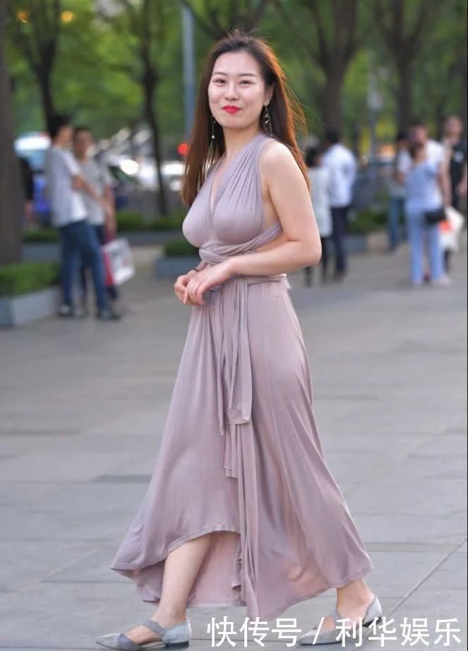 街拍：30多岁的小姐姐裹布出街，普通女孩没这自信